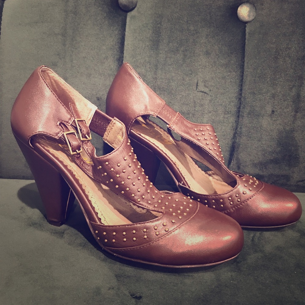 T-strap two buckle heels Brown faux leather brass